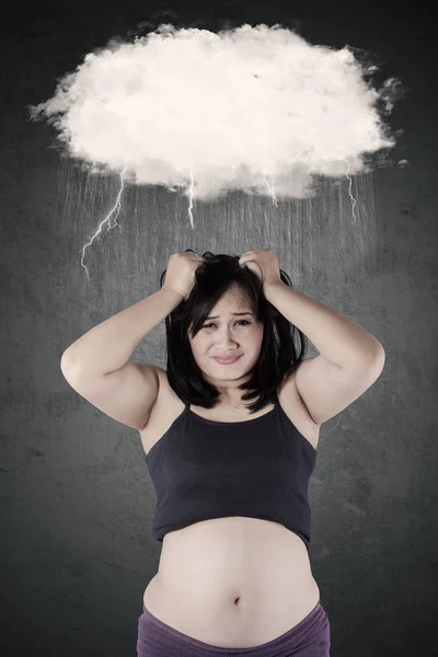 Stressvolle moeder permanent met lege cloud — Stockfoto