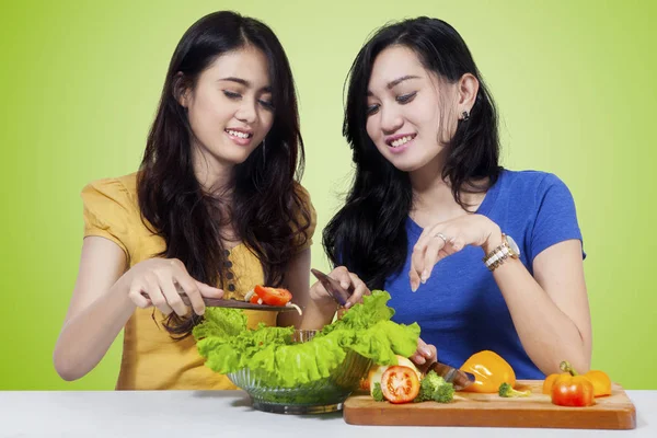 Deux femmes cuisinent une salade de légumes — Photo