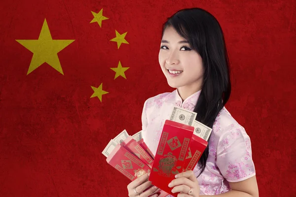 Mulher segura envelope vermelho com bandeira da China — Fotografia de Stock