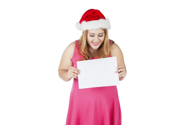 Woman in santa hat holds blank board — Stock Photo, Image