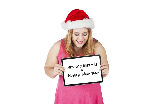 Donna con cappello di Babbo Natale mostrando bordo di saluto — Foto Stock