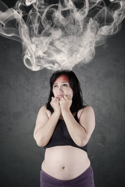 Žena strach něco s kouře na hlavu — Stock fotografie