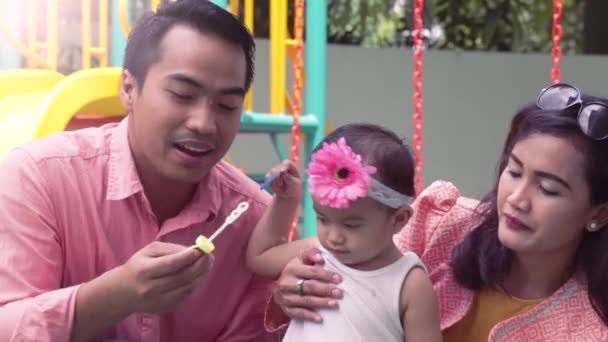 Família soprando bolhas juntos — Vídeo de Stock