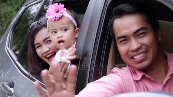 Щаслива родина азіатських на roadtrip — стокове відео
