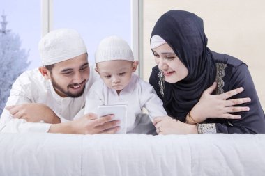 Arap aile Smartphone vasıl yatağa arıyorsunuz