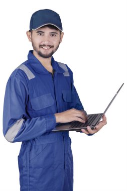 Arap makinist dizüstü bilgisayarda yazarak