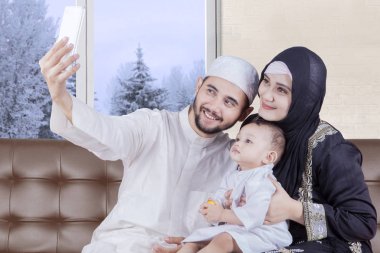 Arap ebeveyn ve çocuk selfie fotoğraf çekimi