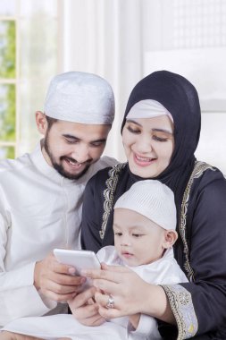Arap veliler ve sevimli çocuk cep telefonu kullanmak 