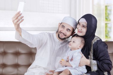 Arap anne ve oğlu selfie fotoğraf çekmek