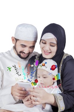 Sevimli çocuk öğrenme matematik ile smartphone 