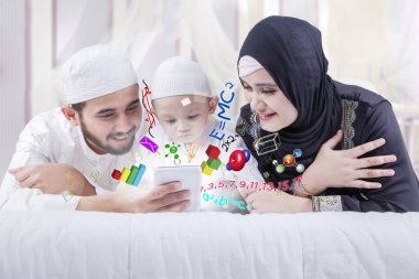 Sevimli çocuk yatak üzerinde öğrenme 