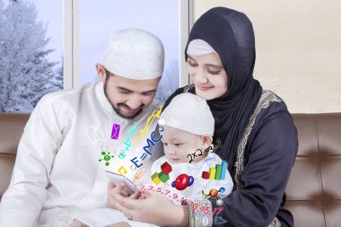 Sevimli çocuk Müslüman ailesiyle birlikte öğrenme 
