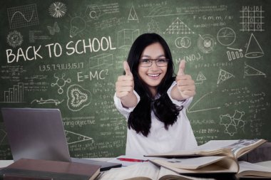 Kız okula geri ve başparmak sırıtmak