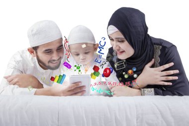Yalan ve yatağa öğrenme mutlu aile 