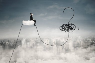 Dizüstü bilgisayar ve gökyüzüne soru işareti adam