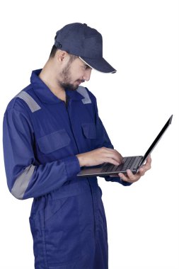 Dizüstü bilgisayar ile mekanik ayakta