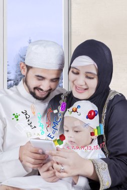 Gülümseyen Arap ebeveynler akıllı matematik öğret 