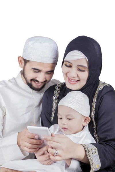 Famille arabe regardant smartphone — Photo