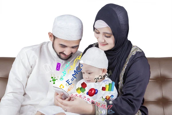 아라비아 부모가 아들에 게 수학 교육 — 스톡 사진