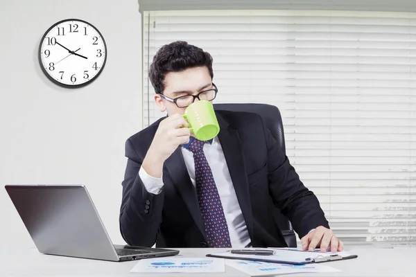 Arabiska manager njuta av kaffe på kontoret — Stockfoto