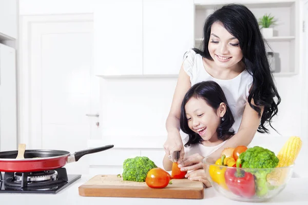 Güzel anne kızı yemek yapmayı öğretir — Stok fotoğraf