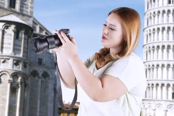 Beautiful woman taking picture at pizza tower — Stock Photo, Image