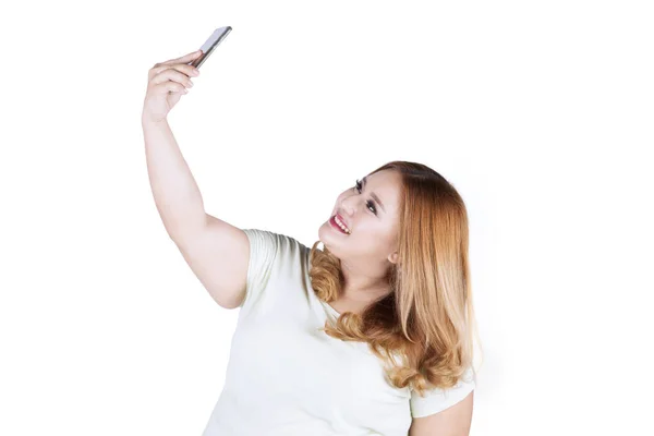 Blond vlasy žena pořízení selfie fotografie — Stock fotografie