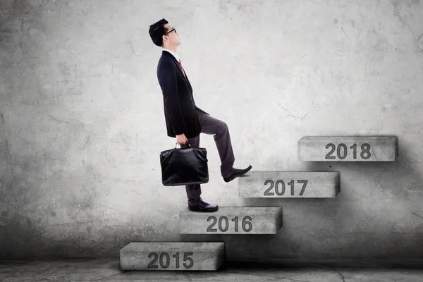 Ondernemer loopt richting 2017 op trappen — Stockfoto