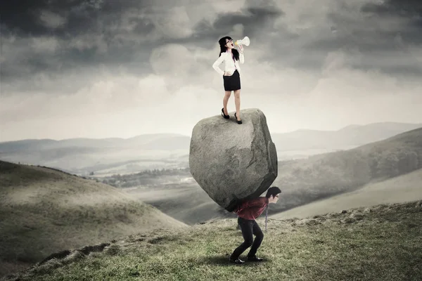 Podnikatelka a její partner s kamenem — Stock fotografie