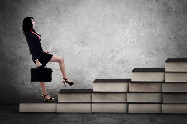 Femme d'affaires marchant sur l'escalier des livres — Photo