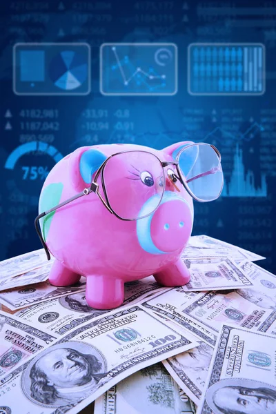 Piggy bank és a diagram dollár valuta — Stock Fotó