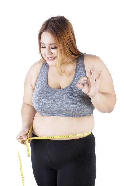 Mujer gorda haciendo medición — Foto de Stock