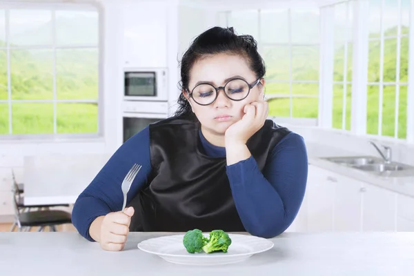 Mulher gorda segura garfo com brócolis — Fotografia de Stock