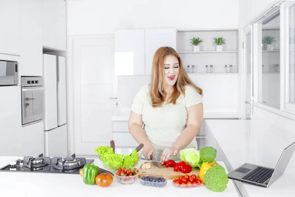 Kövér nő, hogy laptop saláta — Stock Fotó