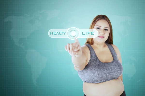 スタート ボタンに触れる脂肪女性 — ストック写真