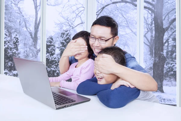 Pai impedir seus filhos assistindo filme — Fotografia de Stock