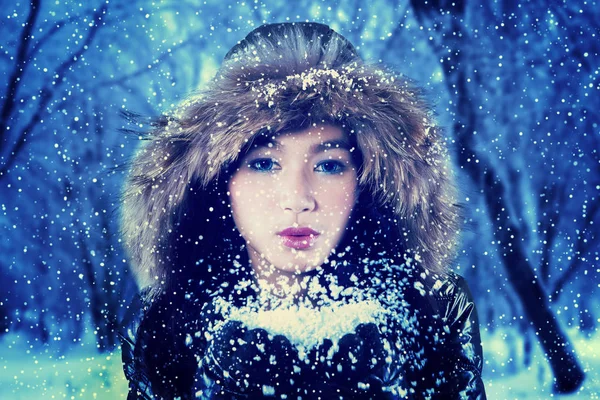 Menina brincando com neve no parque — Fotografia de Stock