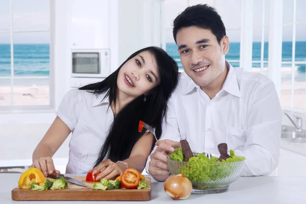 Donna felice e suo marito con insalata — Foto Stock