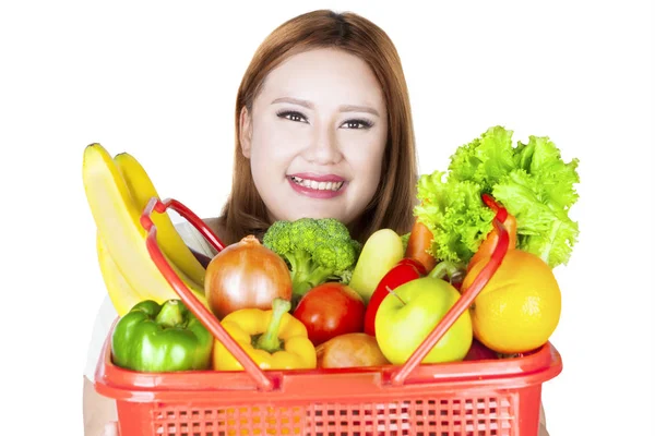 Ευτυχισμένη γυναίκα κατέχει φρούτων και λαχανικών — Φωτογραφία Αρχείου