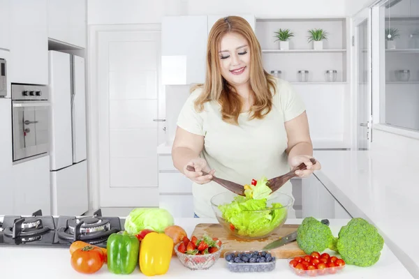 Boldog nő, ami a konyha saláta — Stock Fotó