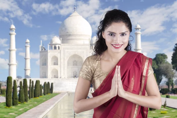 Mujer india con gesto de bienvenida en Taj Mahal — Foto de Stock