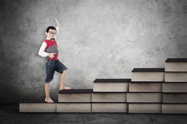 Küçük çocuk kitapları basamakta dururlar — Stok fotoğraf