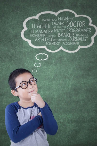 Niño varón piensa en sus futuros trabajos — Foto de Stock