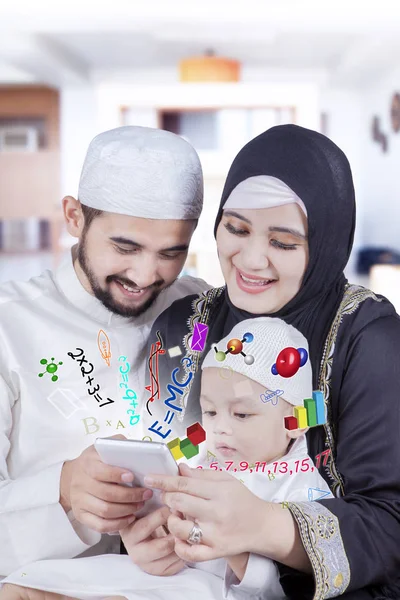 穆斯林的父母使用技术教育 — 图库照片