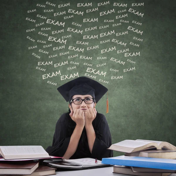 Nervöser Student mit Kleid bereitet Prüfung vor — Stockfoto