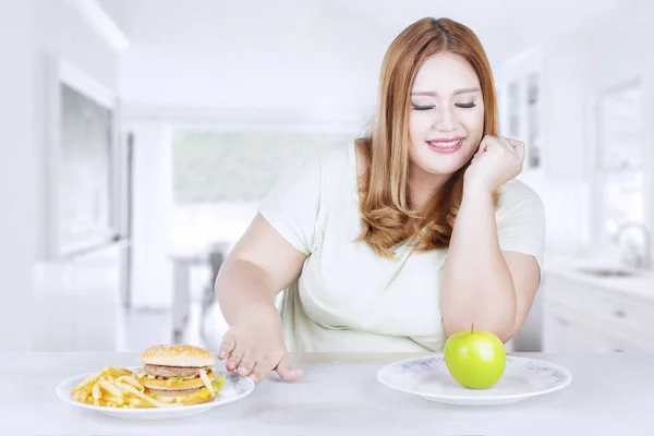 Elhízott asszony úgy dönt, hogy egészséges élelmiszerek — Stock Fotó