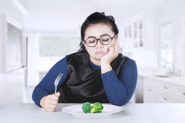 Mulher obesa sentindo-se entediada com brócolis — Fotografia de Stock