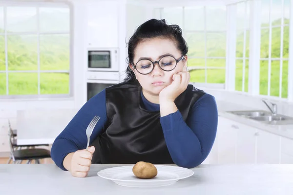 Mulher obesa sentindo-se entediada com batata — Fotografia de Stock