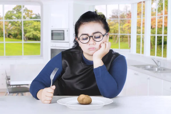 Patates çatalla tutan obez kadın — Stok fotoğraf