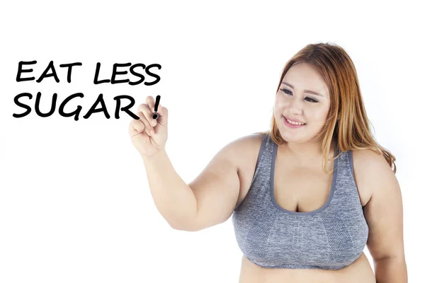 Fettleibige Frau schreibt weniger Zuckerwort — Stockfoto